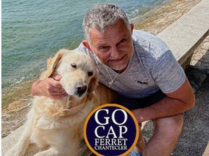 Thiery avec sa mascotte mAIA DE GOCAPFERRET