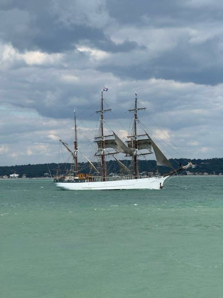 le trois mats barque le français accompagné par la Snsm