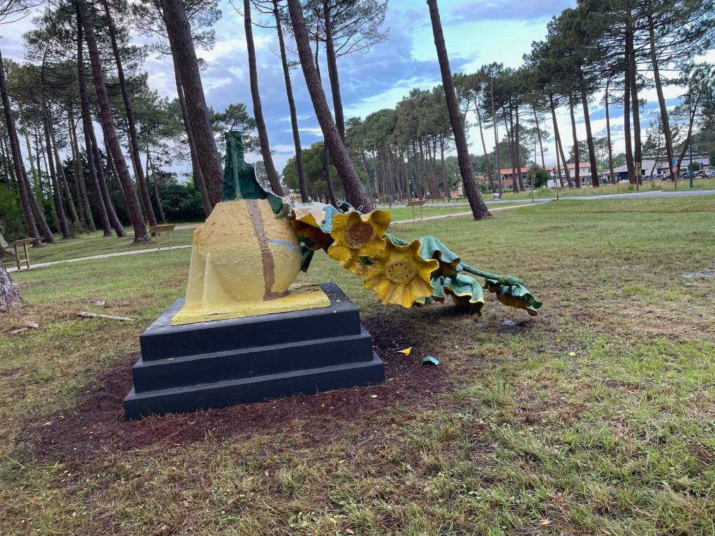 vandalisme sur l'oeuvre de bruno bossut les tournesols