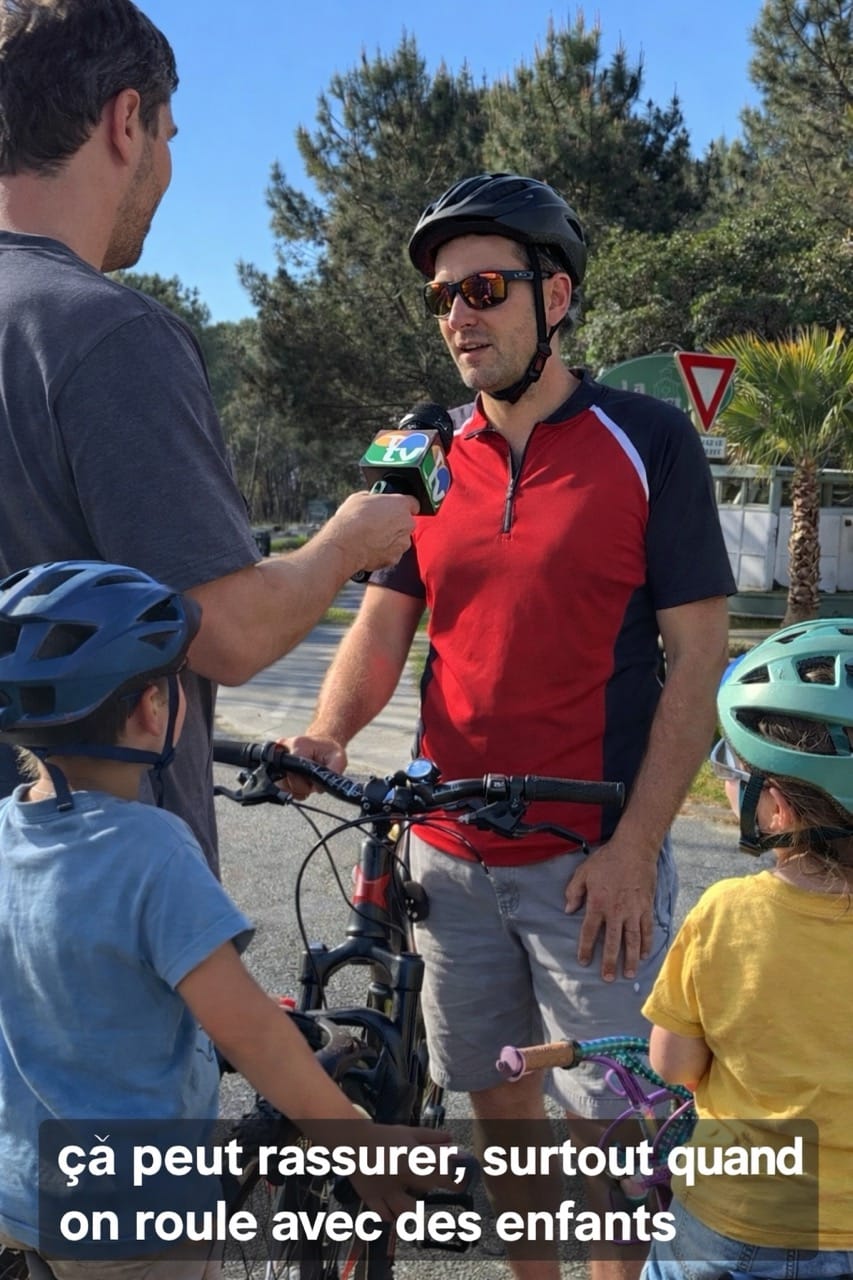 Interview TVCapFerret d’un cycliste avec ses enfants sur une piste du Cap Ferret