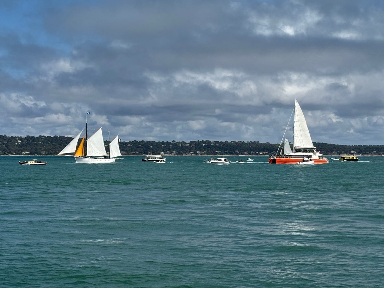 Navires d’honneur entrant dans le Bassin d’Arcachon