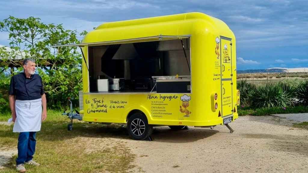 Alain Ingargiola devant Le Truc.K Jaune Gourmand, son food truck entre Bordeaux et Cap Ferret