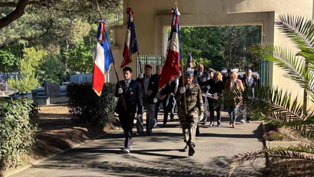 Cérémonie du 8 mai 1945 au cimetière de L’Herbe à Lège-Cap-Ferret avec les porte-drapeaux