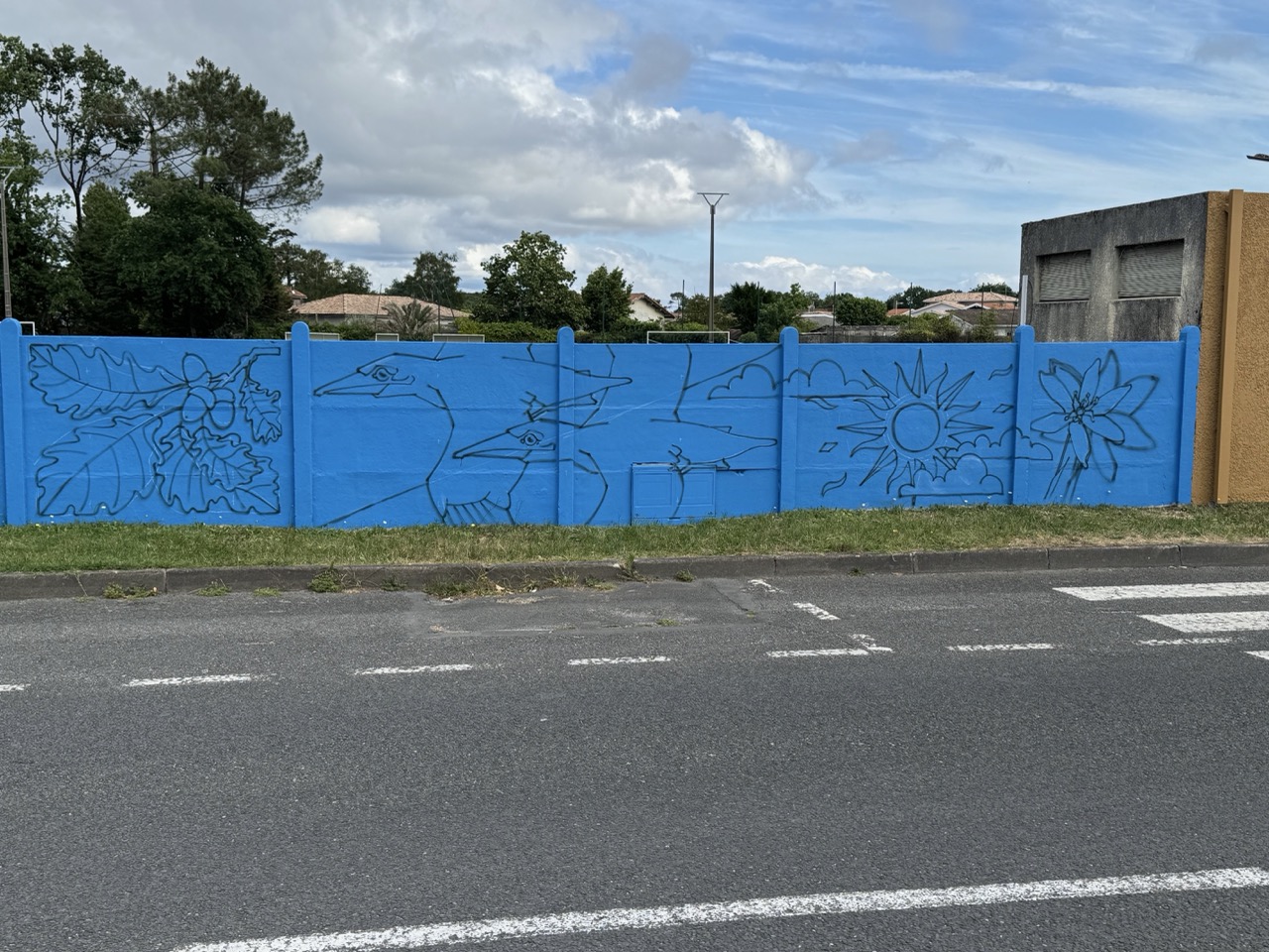 Préparation du mur pour la fresque street art à Arès