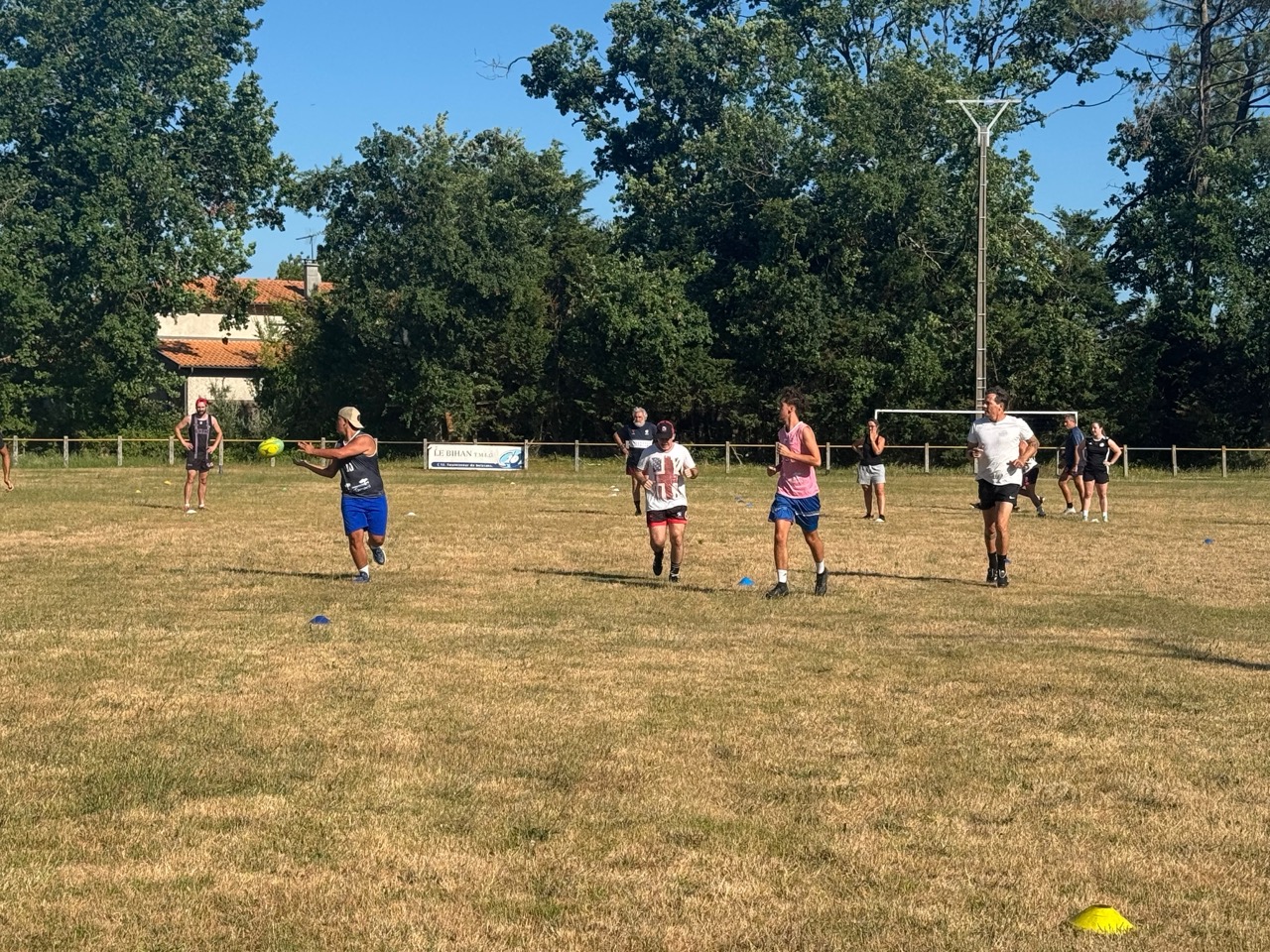 Séance de rugby santé du RCLCF à Arès avec un exercice collectif