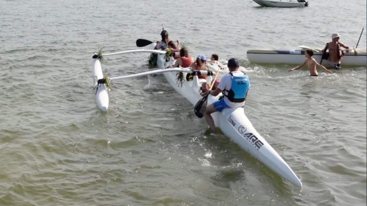 Rameurs en pirogue polynésienne à Claouey