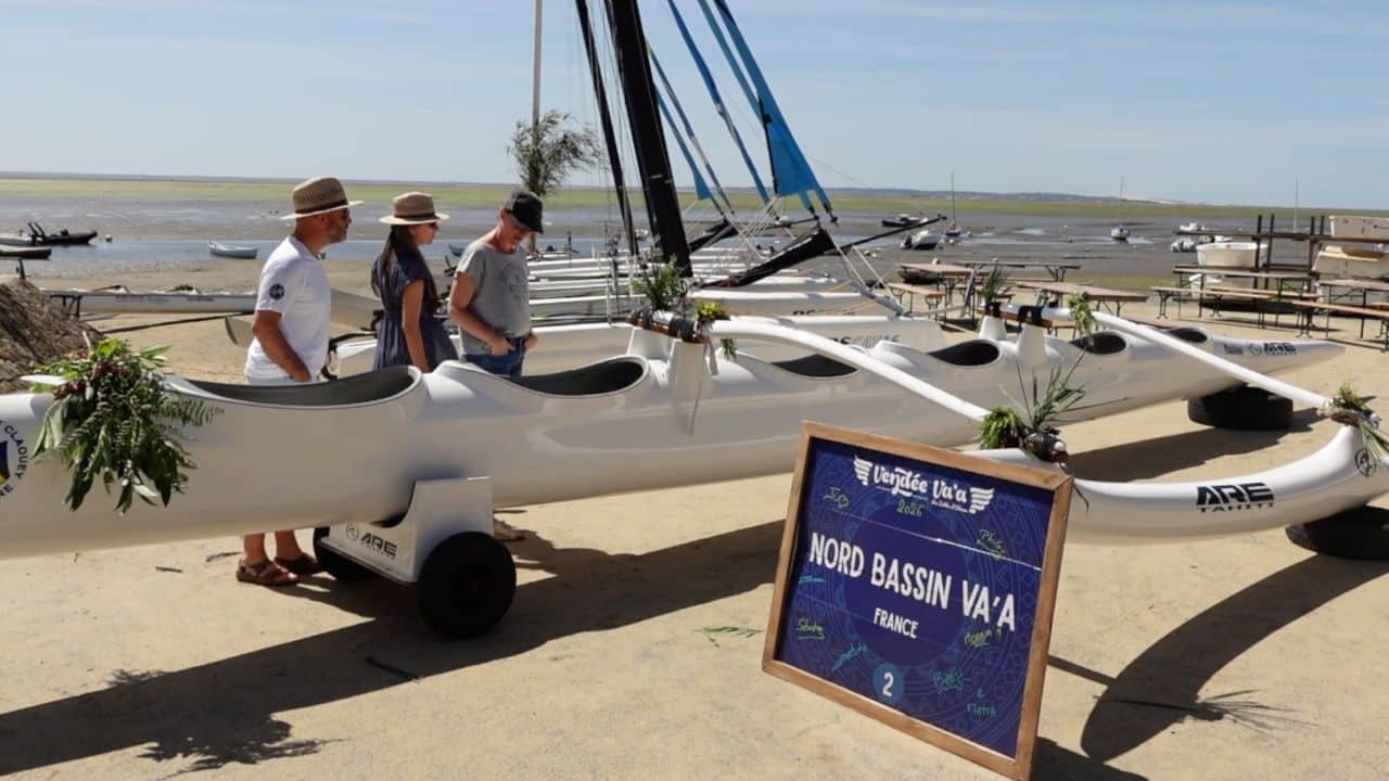 Préparation d’une pirogue polynésienne au bord de l’eau à Claouey