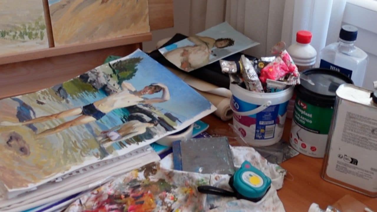 Table de peinture dans l’atelier du Cube du Ferret