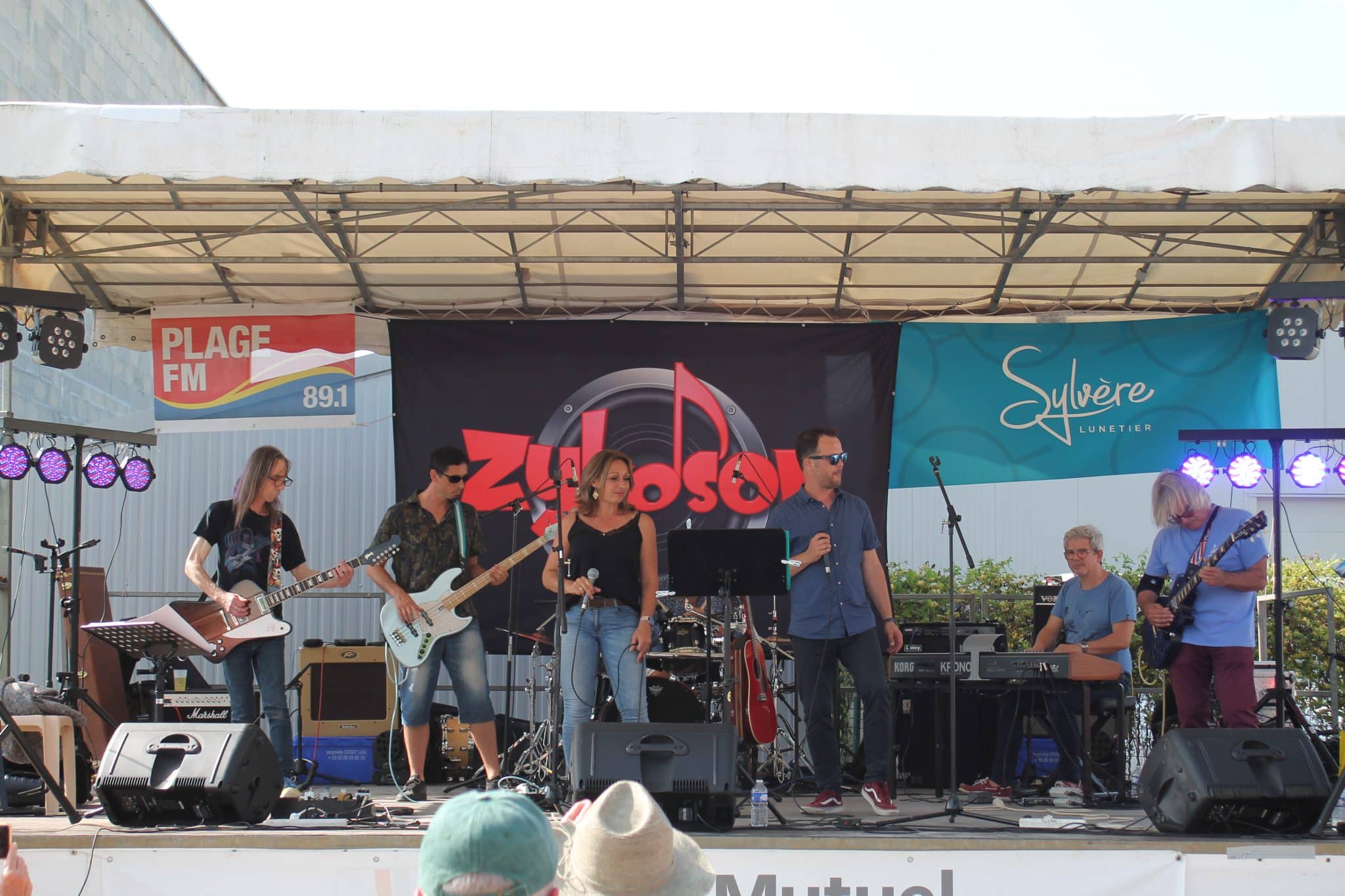 Musiciens sur scène au Zykoson Music Festival