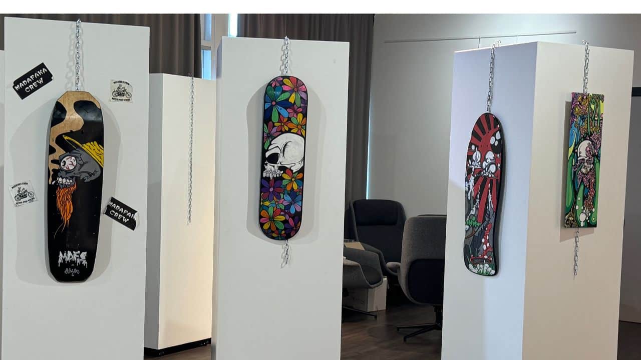 Planche de skateboard customisée par Laskart exposée à Arès