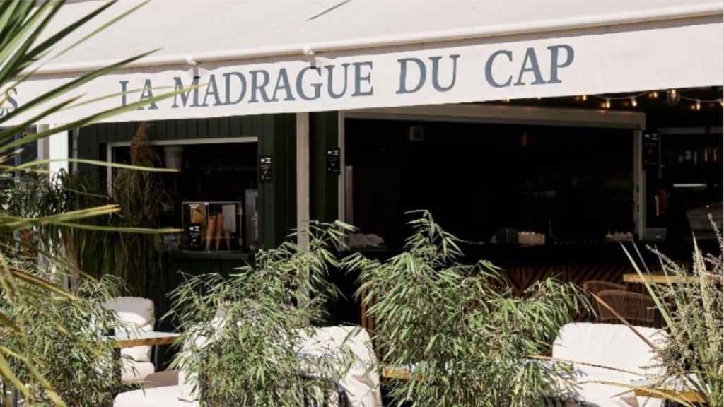 Terrasse de La Madrague du Cap face à la plage au Cap Ferret