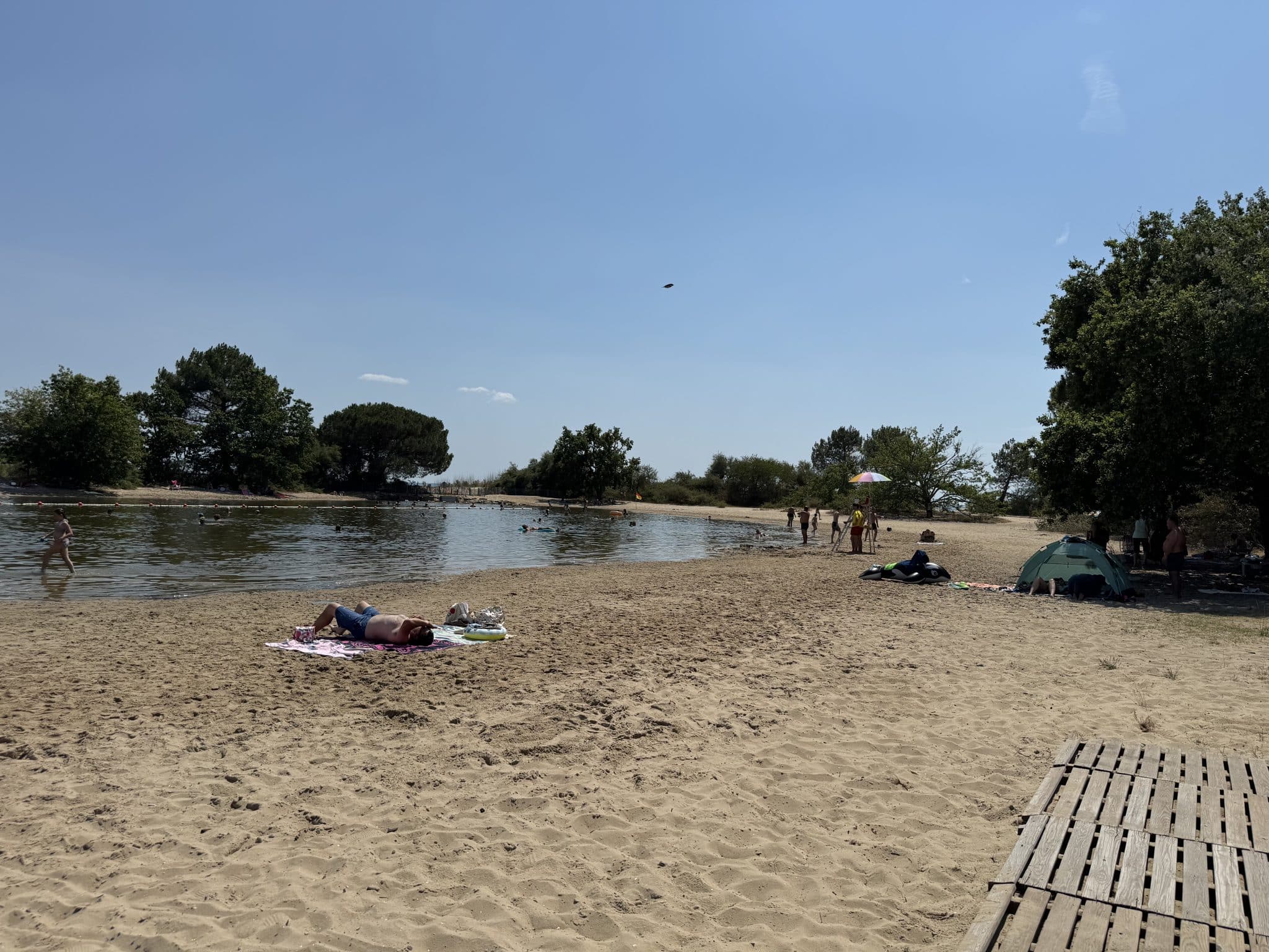 Familles profitant de la plage et du plan de baignade aménagé de Saint-Brice à Arès