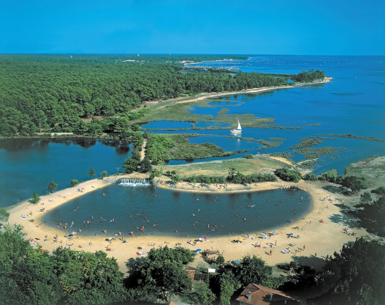 Vue aérienne du plan de baignade, des étangs et du domaine de Saint-Brice à Arès