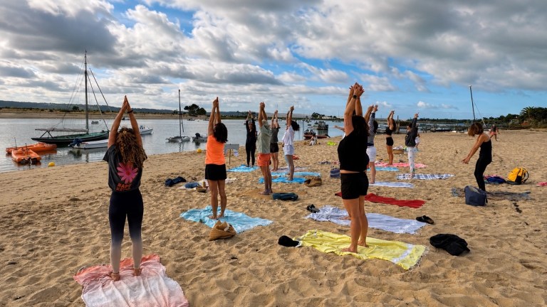 Cap à l’Équilibre au Mimbeau – yoga et pilates sur la plage