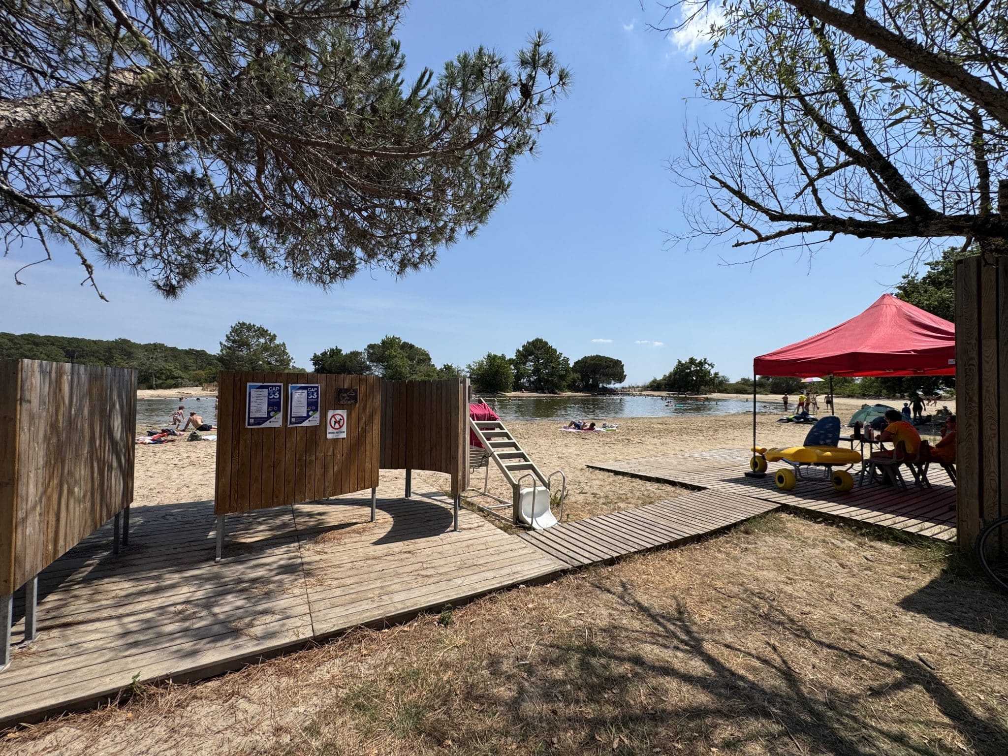 Poste de surveillance, tiralo et accès aménagé de la baignade de Saint-Brice à Arès