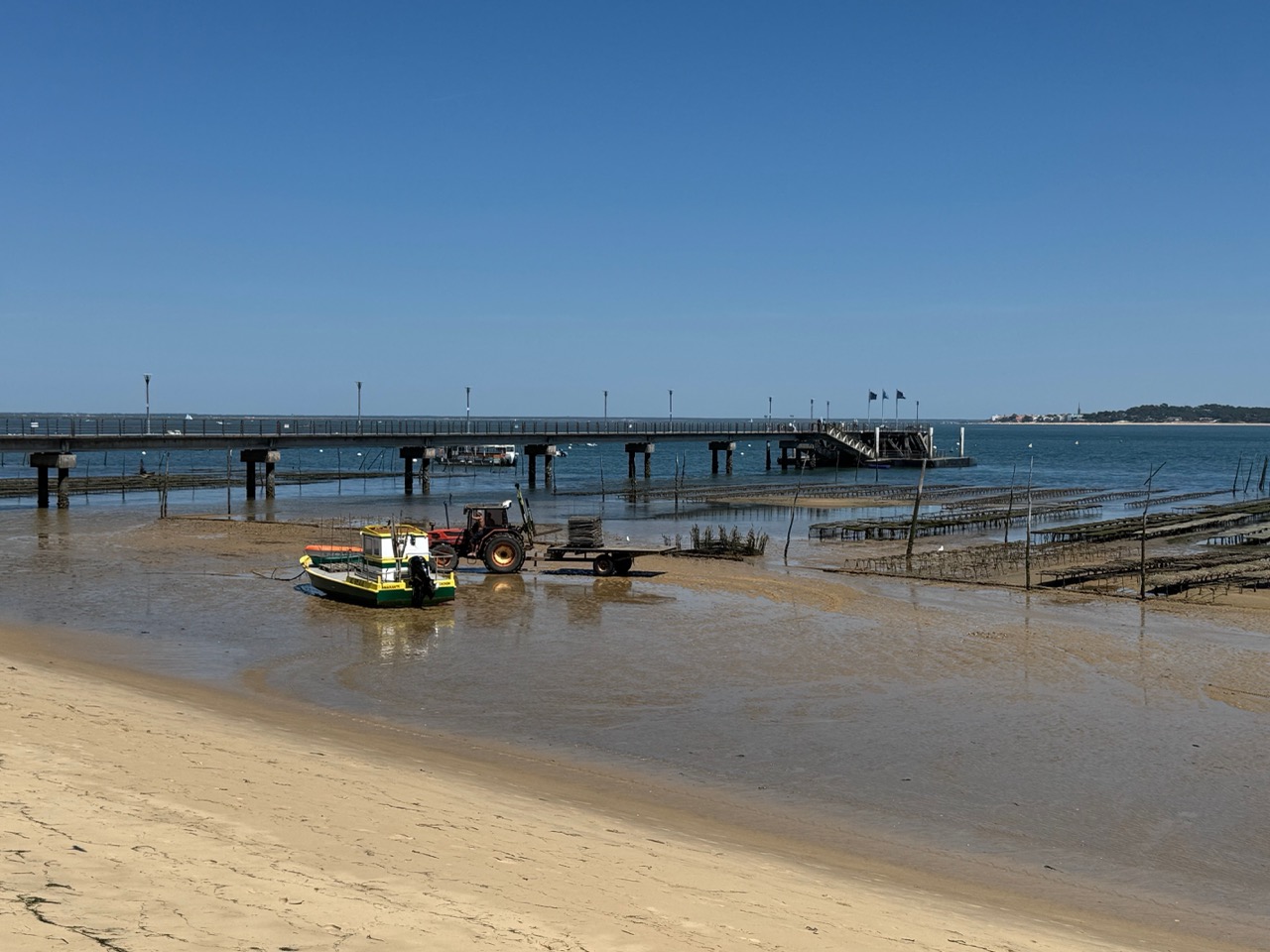 Bélisaire au Cap Ferret aujourd’hui avec les parcs à huîtres, les tracteurs, les chalands et l’embarcadère