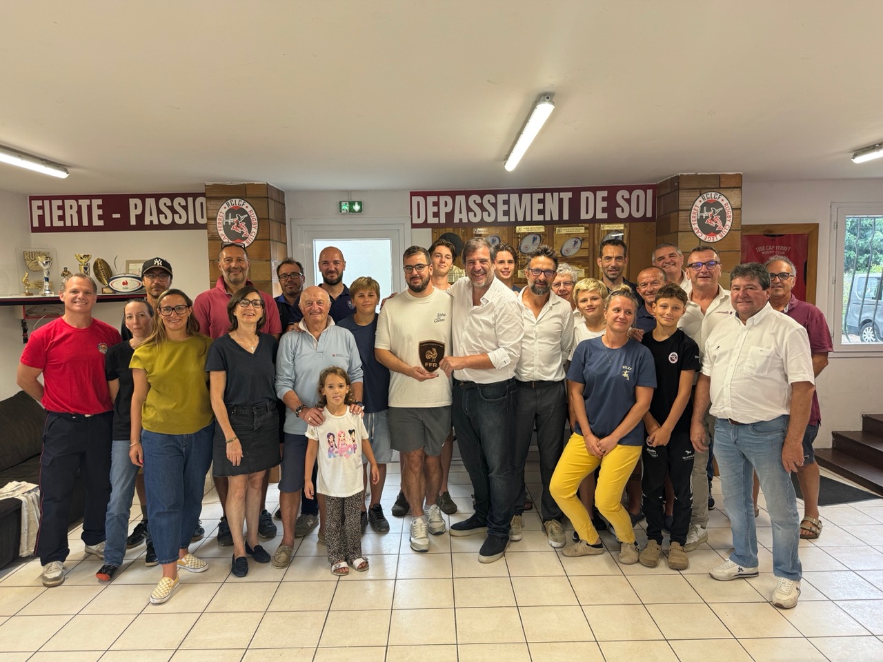 Florian Grill et Maxence Huin entourés des dirigeants, bénévoles et jeunes du Rugby Club Lège-Cap Ferret