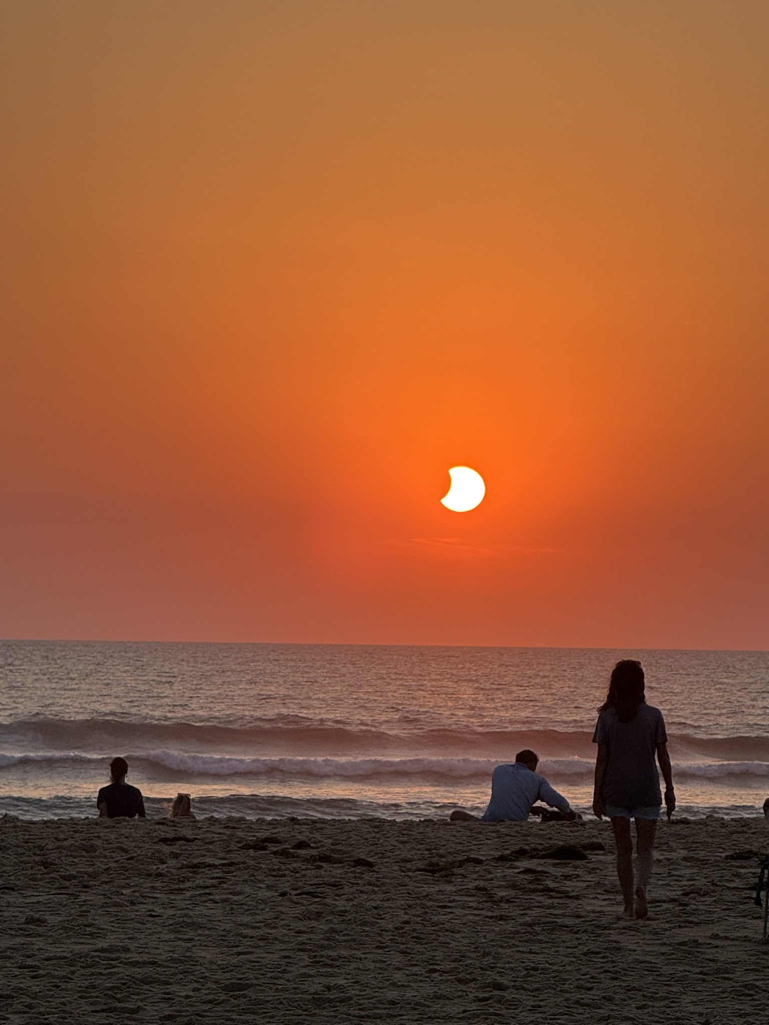 Éclipse solaire au coucher du Soleil au-dessus de l’océan depuis la plage de l’Horizon
