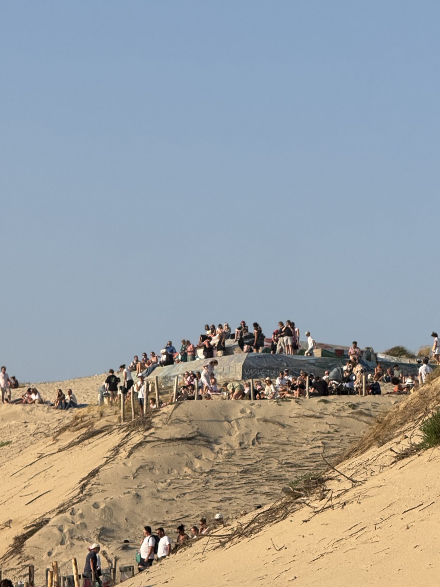 Foule massée sur la dune et la plage de l’Horizon pour observer l’éclipse solaire au Cap Ferret