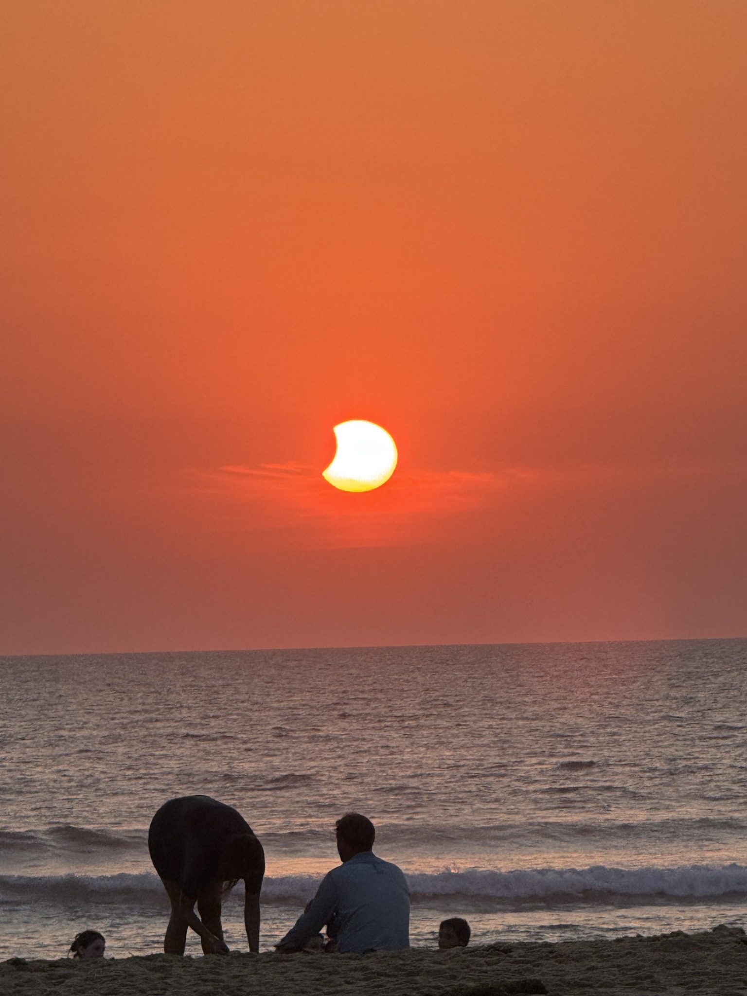 Soleil très largement masqué alors que la nuit approche pendant l’éclipse au Cap Ferret