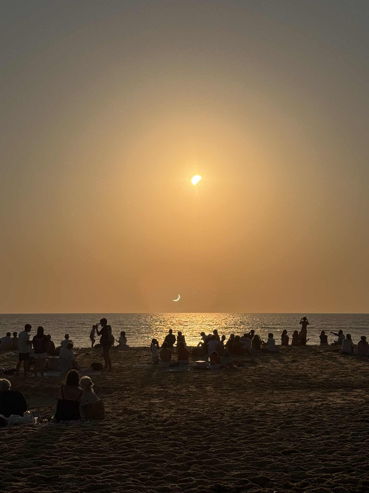 Lumière tamisée sur la plage de l’Horizon pendant l’éclipse solaire au Cap Ferret