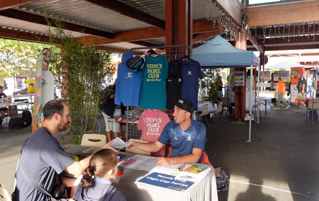 Visiteurs échangeant avec les bénévoles des associations de Lège-Cap Ferret